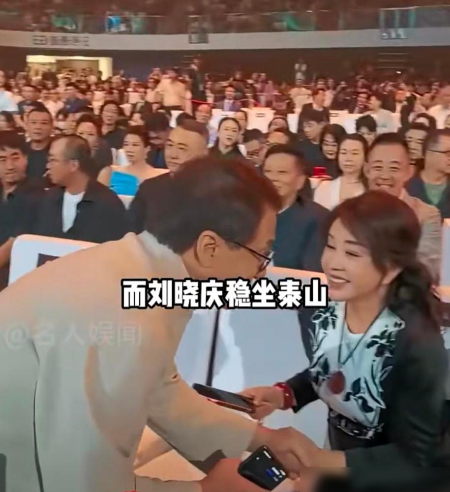 昨晚大湾区晚会，大咖握手的场景，把娱乐圈地位等级展现的淋漓尽致。

咱普通人看这