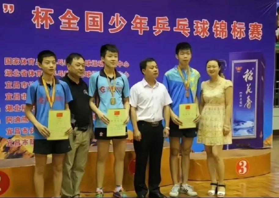 刷到王楚钦参加2014年“稻花香杯”全国少年乒乓球锦标赛的旧照啦！当年他一路过关
