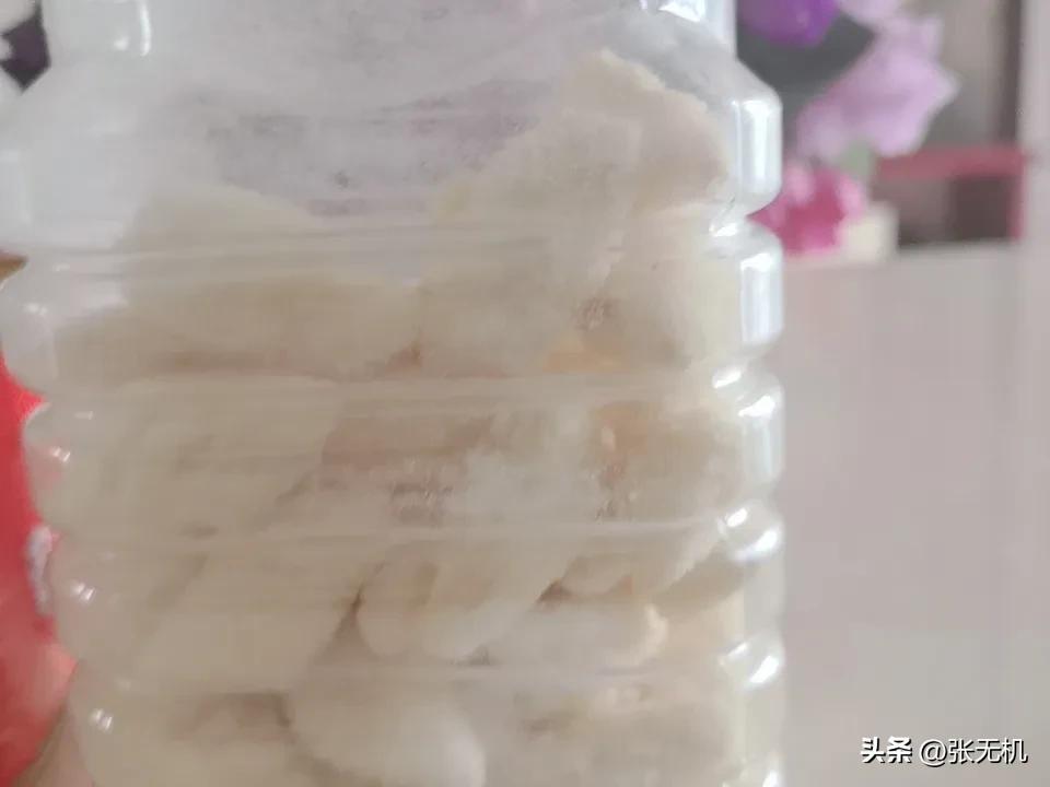 我现在每天只吃两颗。
下午4点吃一颗，晚上9点吃一颗，以此来补充体力。
不能吃太