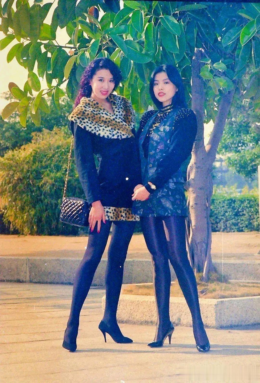 90年代，两名穿着打扮时尚的女孩在东莞打工时的留影。她们不仅拥有高超的颜值，其精