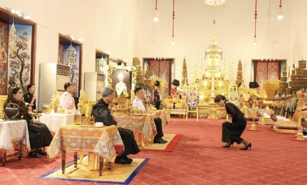 泰王为嫡长女举行去世百日纪念仪式，苏提达行屈膝礼，诗妮娜座位被安排在后排。

9