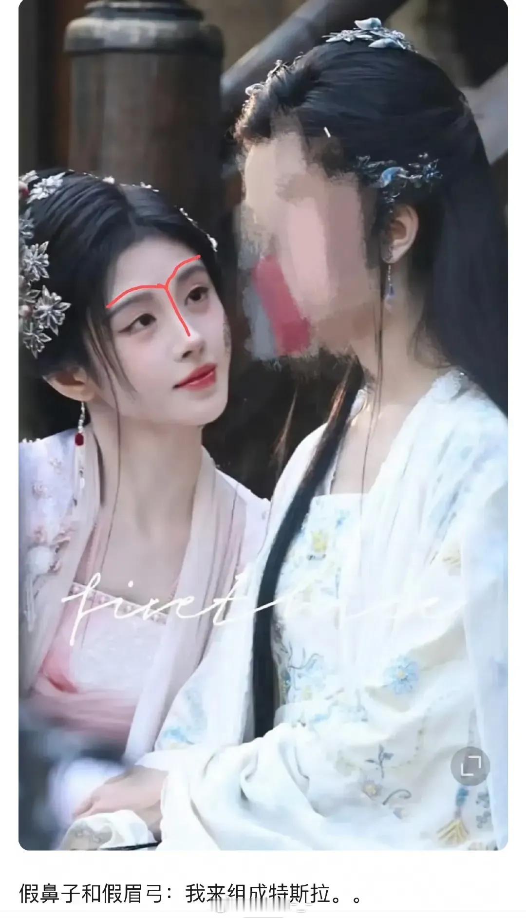 鞠婧祎《月鳞绮纪》靠在陈都灵怀里的剧透照，又被网友审判了，网友吐槽说她有点假面，