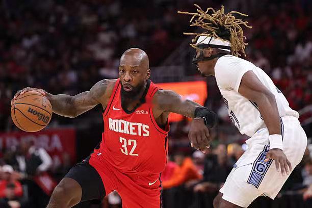 杰夫-格林是真的老了，进攻效率下降，外线投篮稳定性不足，运动能力和移动速度都明显