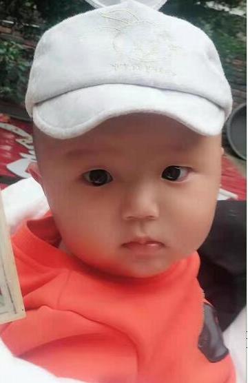我（指寻亲人：长路），男，脖子下有块白斑，B型血，据养父说：1996年8月花了六