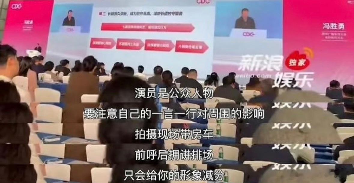 新规批评了演员用房车现象演员拍戏有房车也是工作需要啊，化妆、换衣服、拍物料、演员