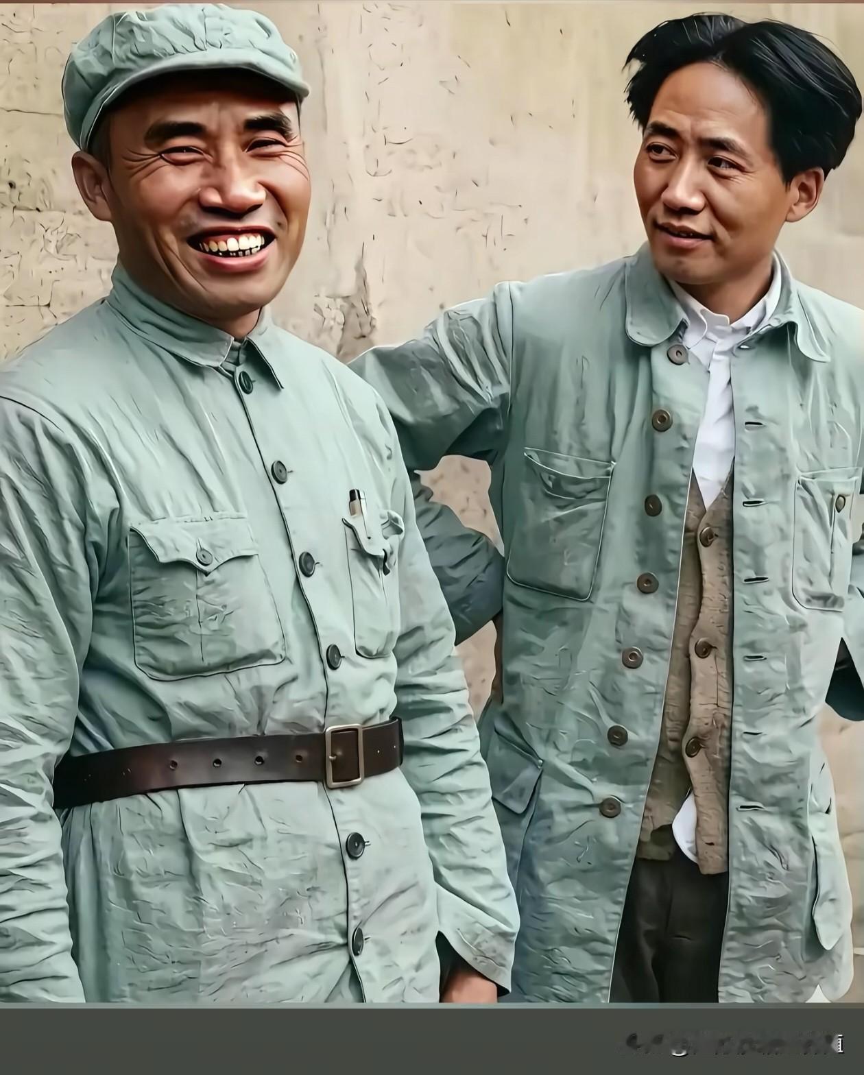 影像定格了革命岁月里的珍贵瞬间：
毛主席与朱总司令身着粗布军装，
并肩而立，
笑