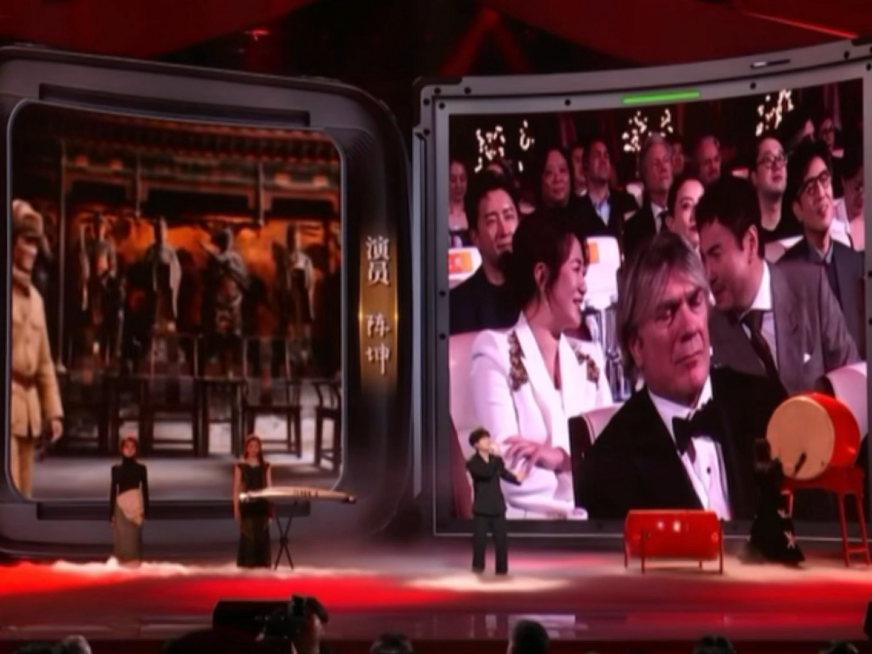 看到屏幕上播放《独行月球》，我们沈马又笑着说上悄悄话了沈马又笑着说上悄悄话了