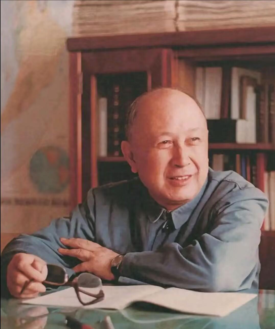 他是我国近代航天事业的奠基上，他被誉为导弹之父，他是当之无愧的民族英雄，让我们都