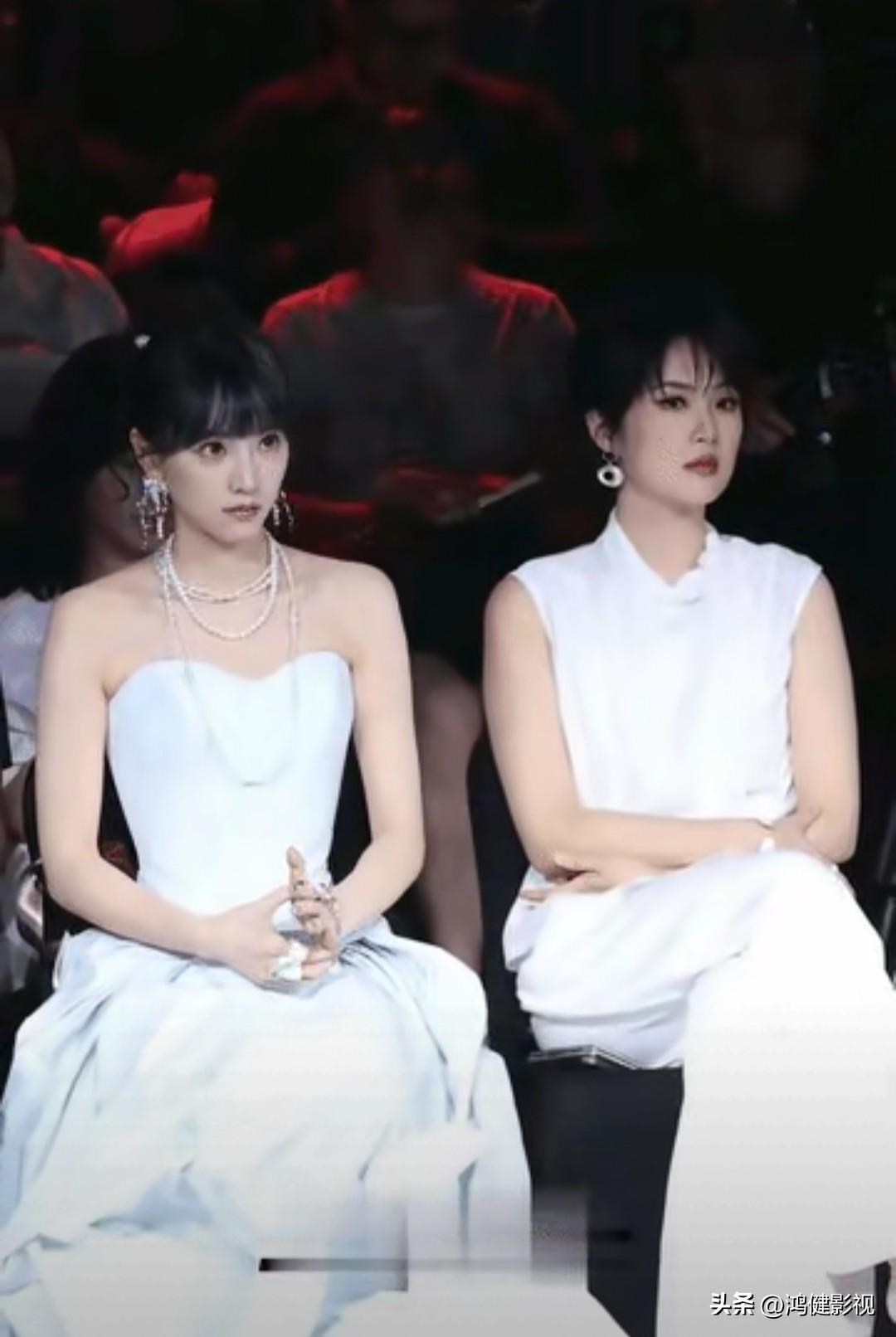 仔细看2位美女合影。左边是秀韵多姿的黄灿灿，早年武大樱花女神来着，而右边的美女是