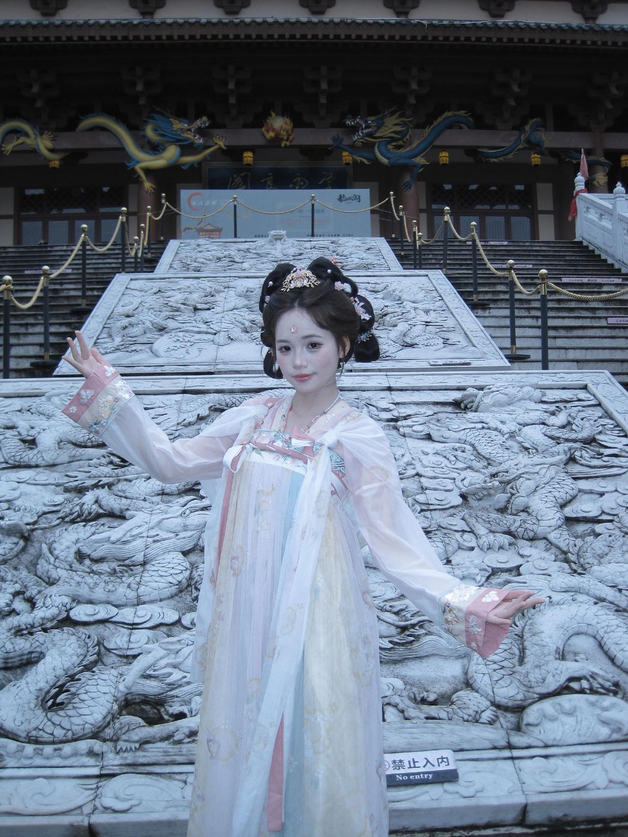 古镇，龙城阁的门前，随手拍几张。～～汉服打卡圣地 汉服出片天花板 汉服拍照地推荐
