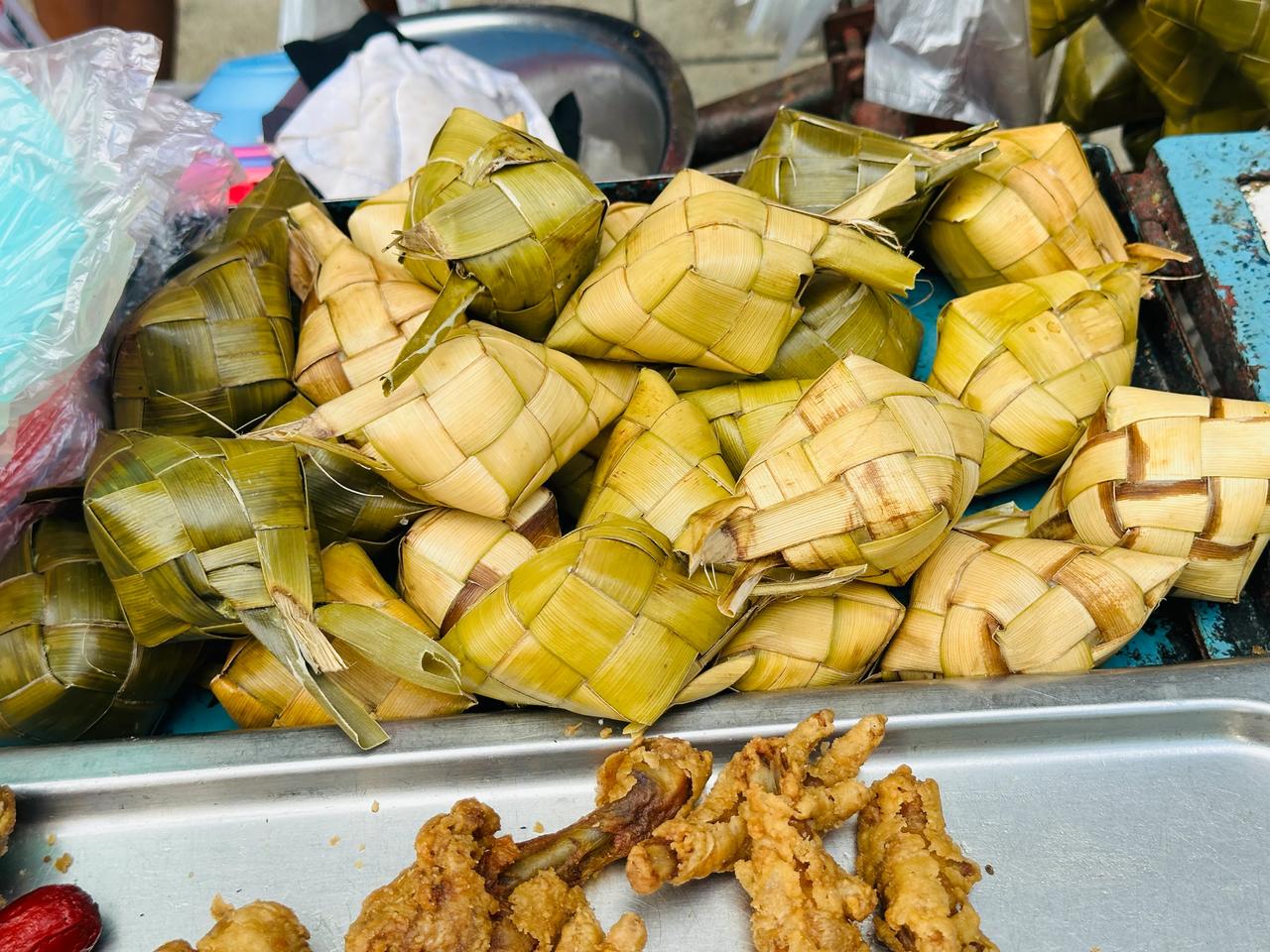 今天尝了下宿务这边的烧卖和粽子（当地人的街头小吃，也算主食吧），粽子居然是白米饭