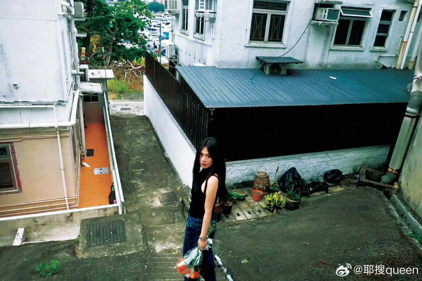 马思纯迎着风舒展，发丝与衣角共舞，肆意又张扬！ 