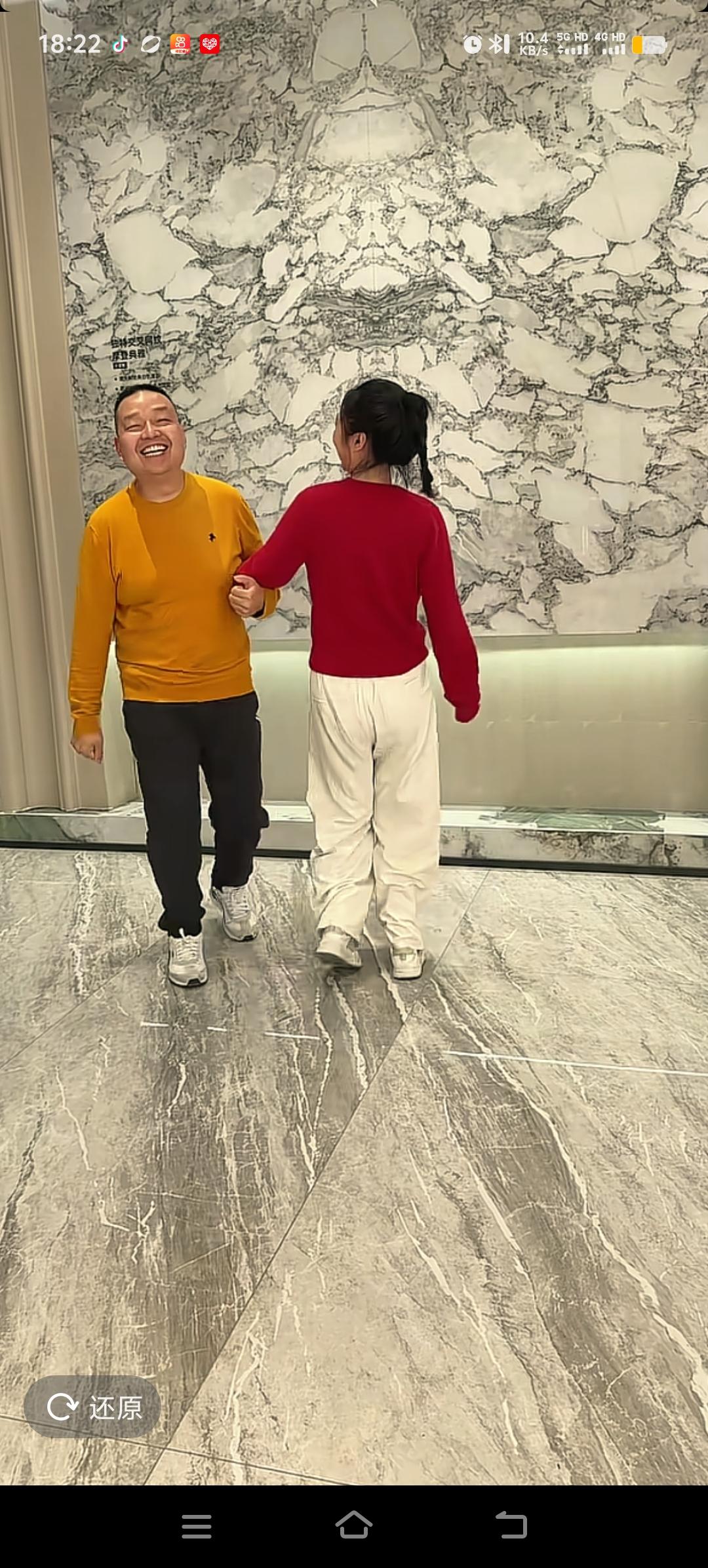 王晓举和妈妈发生不愉快后，在网络上沉寂了很长一段时间。直到他的妻子站出来为他鸣不