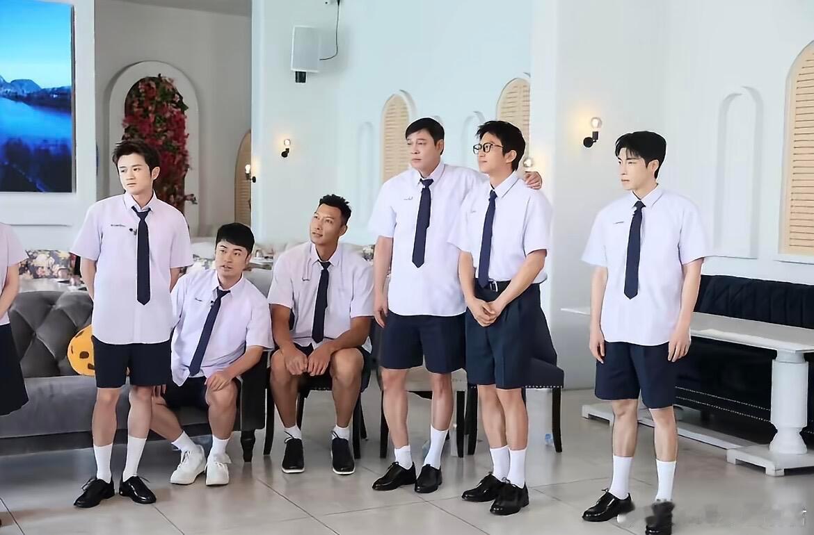 王勉又在别人合照里自曝了 “发现一张合影”配图是别人的双人照，自己在角落画圈标注