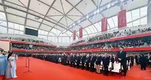 为啥把姚明的座位安排在边上，而不是中间？站起来就发现真相了。