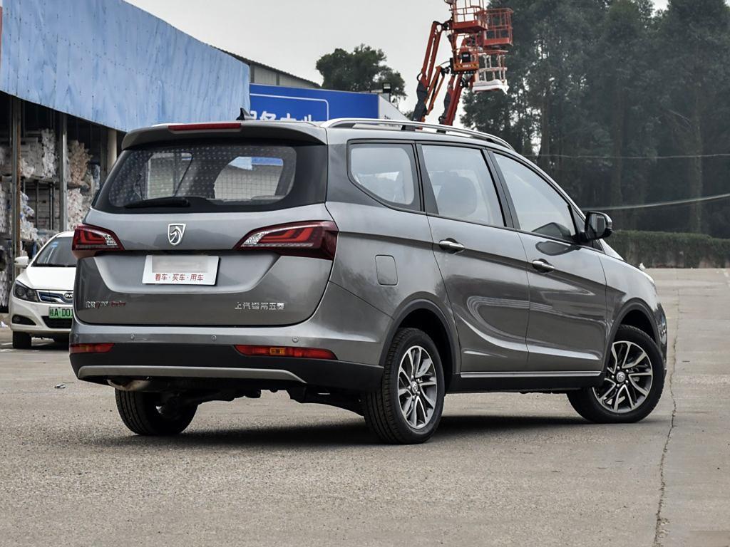 四年前，我们家迎来了第二个孩子。原本的五座轿车突然变得拥挤不堪，每次带孩子出门都