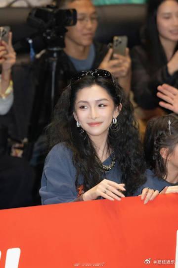 景瓷线下美成洋娃娃了 哇塞，景瓷线下亮相简直美出新高度！灰蓝色开衫自带温柔气质，