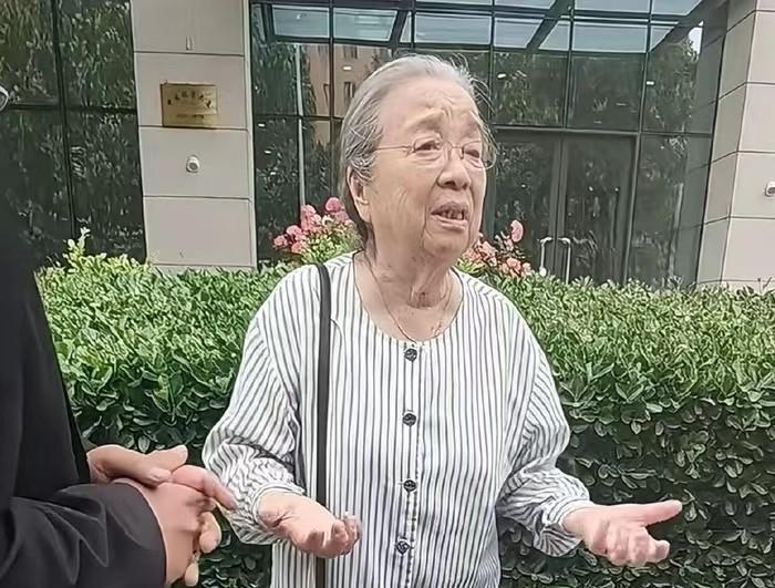 90岁的她，站在2025年央视春晚的舞台上，跟李雪健、苏有朋同框。那是多少人挤破