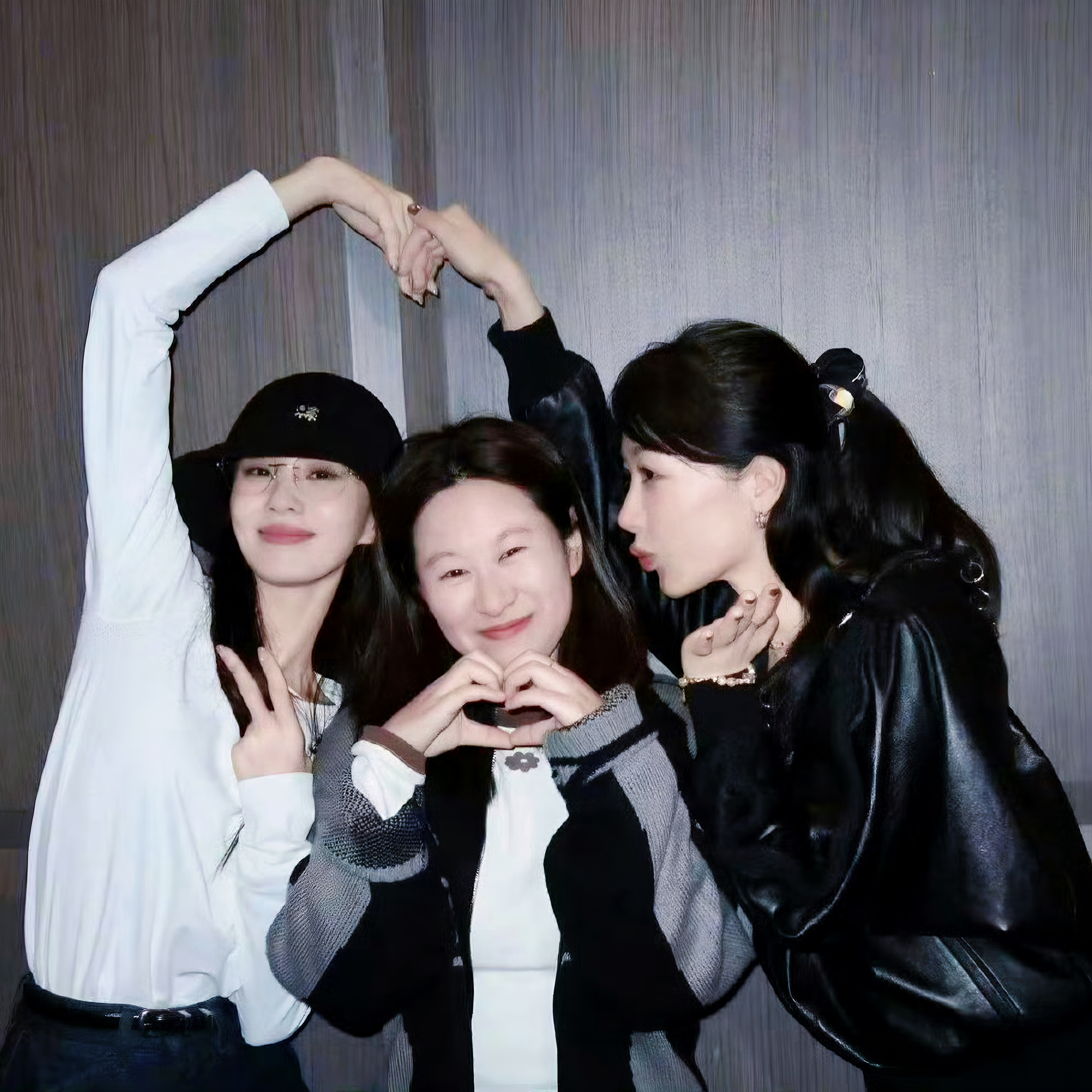 这个小女孩又开始忙碌地回复生日祝福了～[流鼻血]捡到两张可爱合照[团圆时刻]杨紫