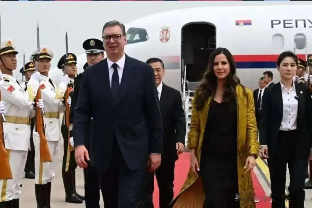 两个铁杆来到中国：
一个当场激动落泪，一个带来和平喜讯。