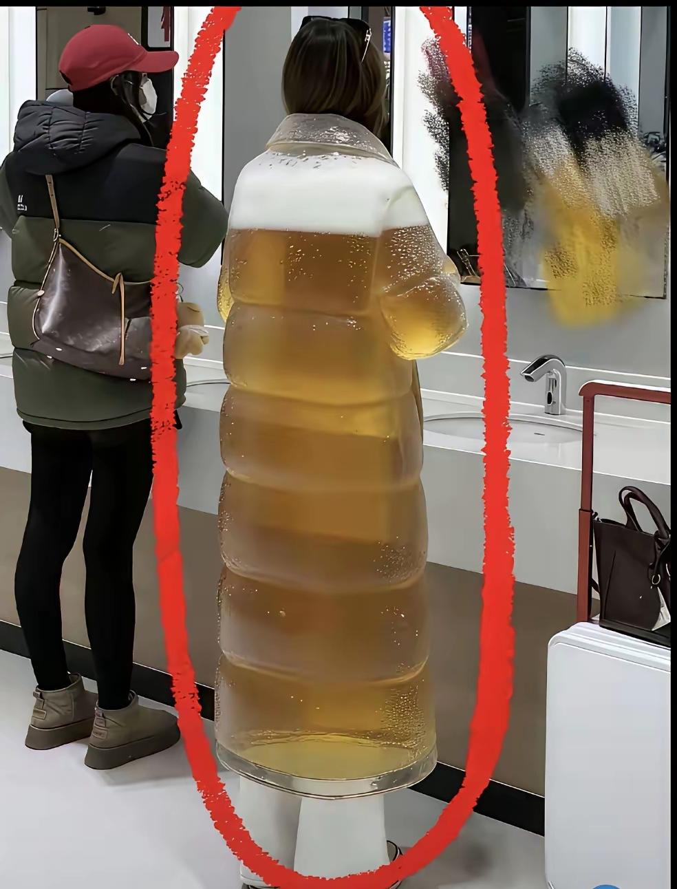 她穿得暖和不暖和我不晓得，但我一看身上的凉气就上升了，你们觉得这件衣服怎么样？这