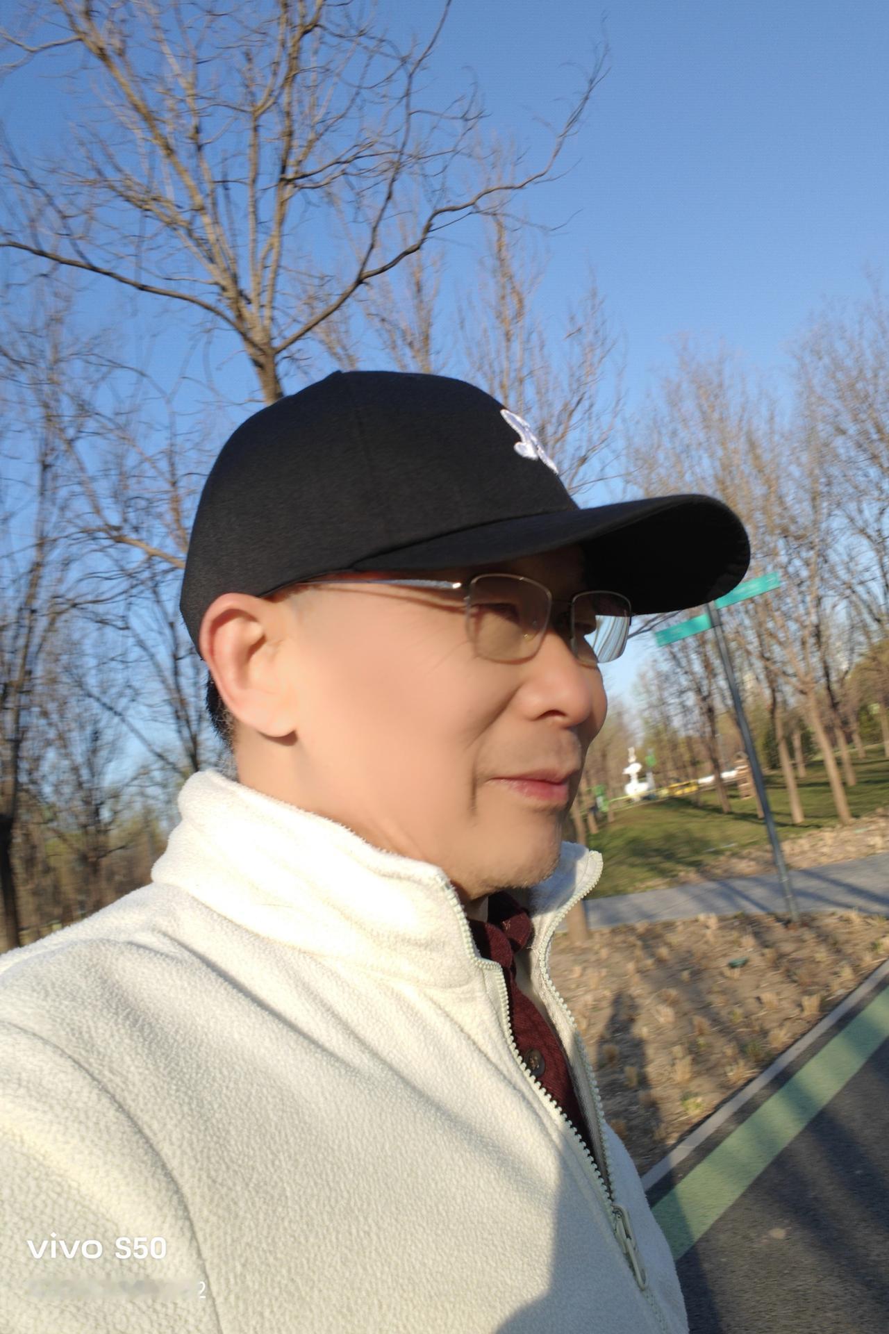 站桩难学吗？站桩不难学，关键是跟谁学，还得看个人情况。我学的是王芗斋站桩，刚开始
