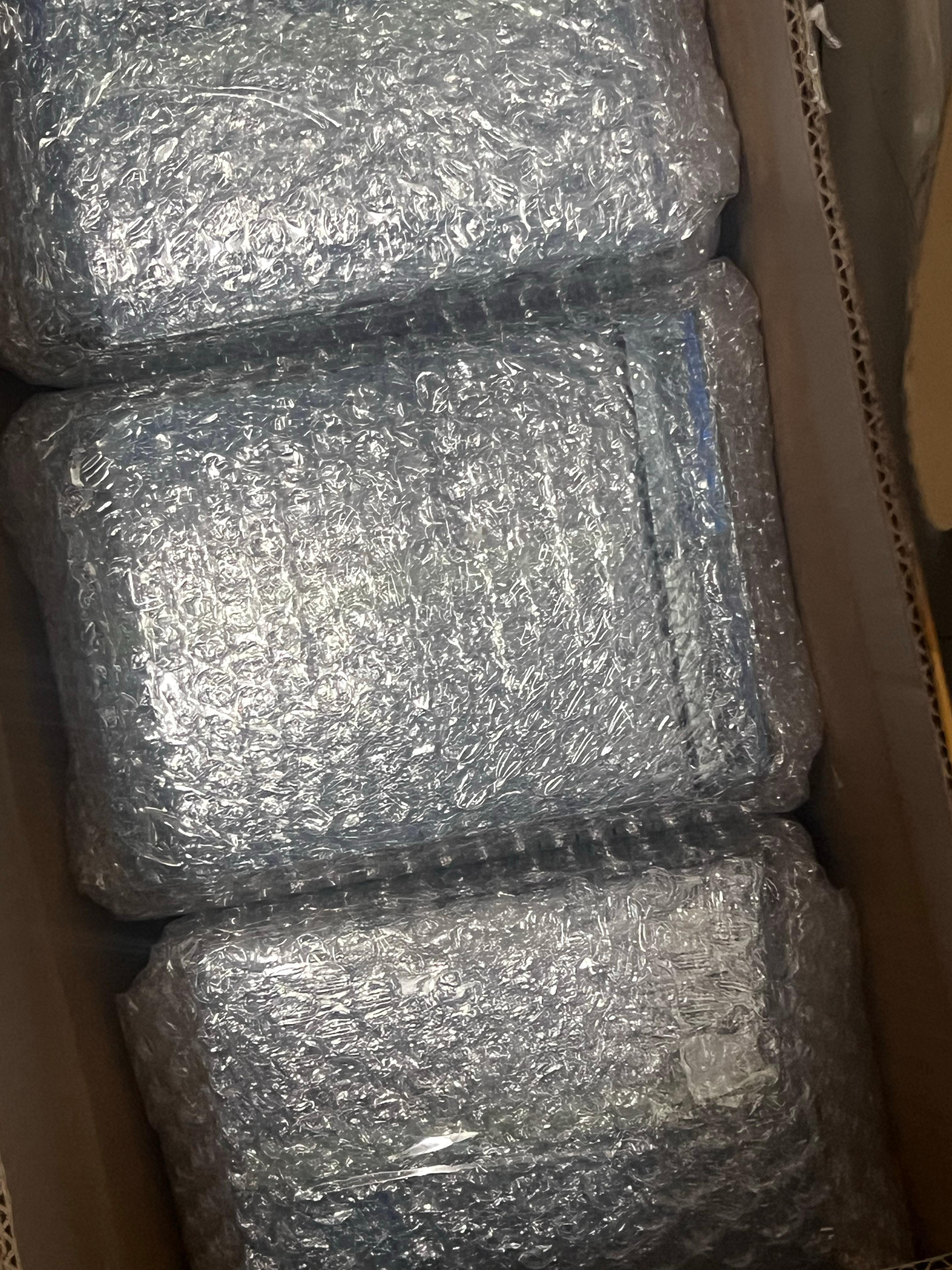 我终于开始拆我三个月前到的通行证了。 ​​​