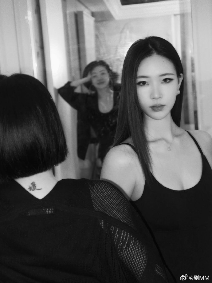 Elly复刻小S主持娱乐百分百 Elly复刻小S主持娱乐百分百，也是女承母业了哈