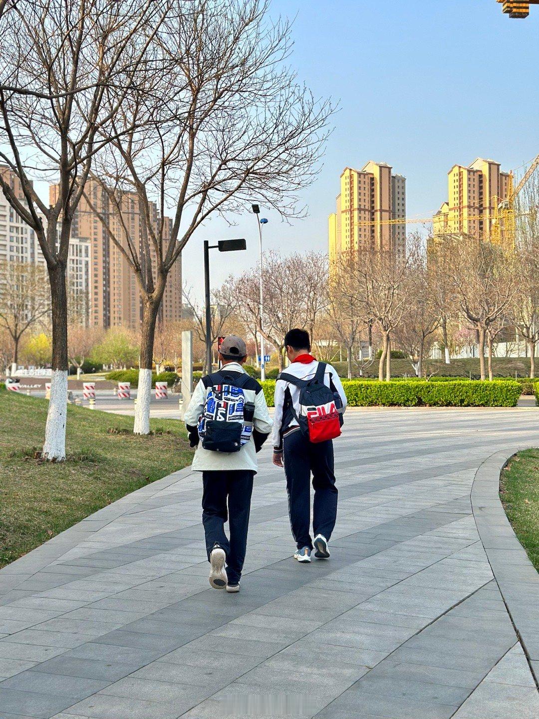 儿子早上拉我晨练💃🏻，跟他们步行去学校。附近每个小区都连通着生态谷公园，从小