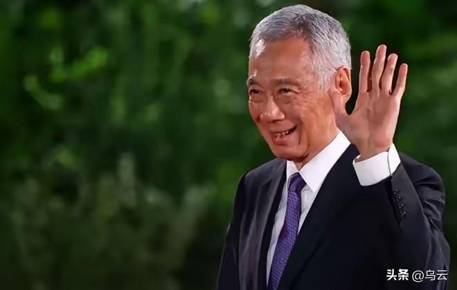 李显龙直接挥刀斩断了同宗同祖的血脉羁绊。他当着全场的面把中国人的感情牌扔在地上，