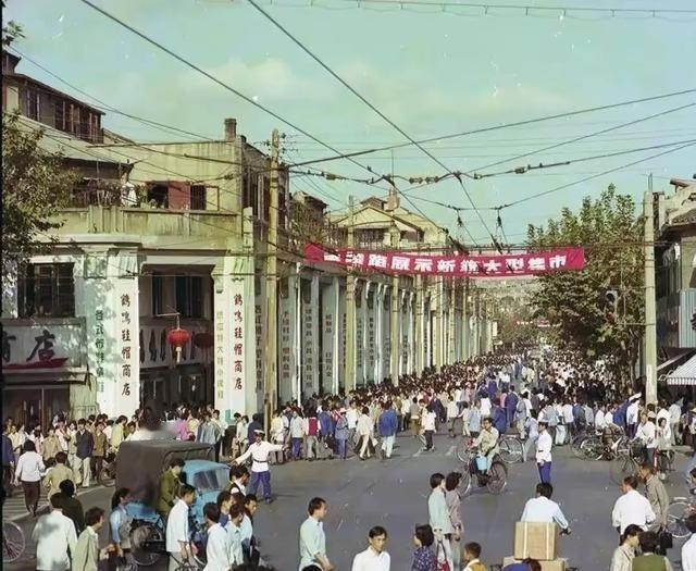 四十年前的金陵东路和今天的金陵东路，我们热爱的、念兹在兹的上海没了！
李叔同这人