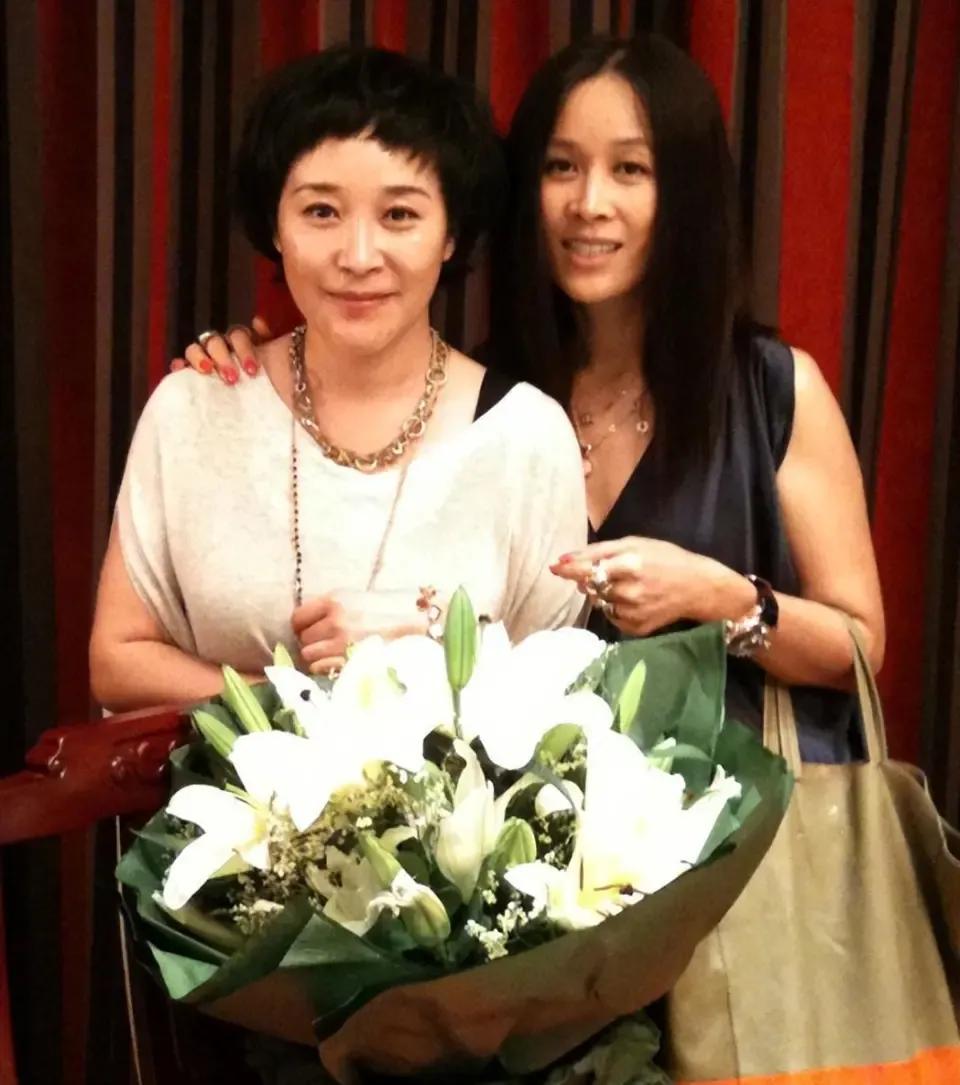 这姐俩长得一点不像。姐姐温文尔雅，妹妹洒脱大方。一个矜持， 一个随性，差异有点大