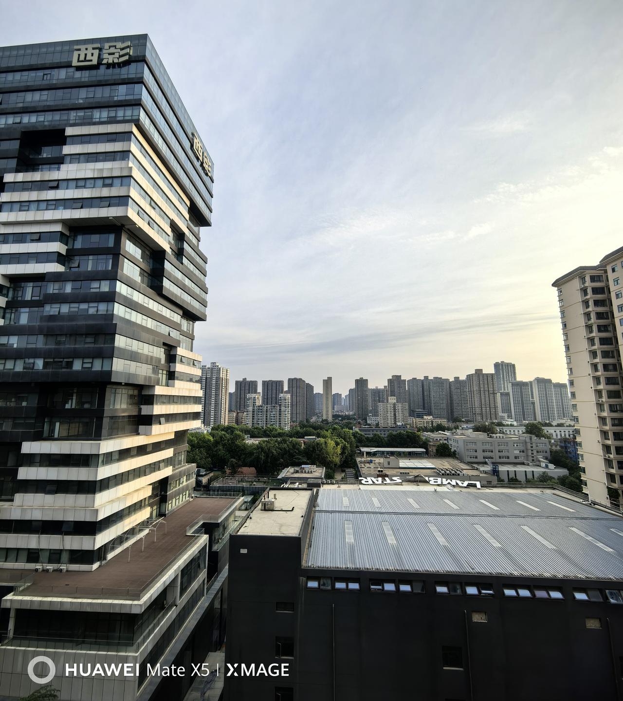 西安的早晨与下午，拍摄于2026年6月17日06:15分，16日下午。
艳阳高照