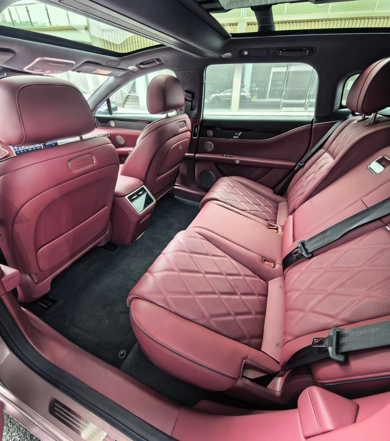 享界S9T红色内饰实拍，好看吗？现在这车只有4种内饰颜色，只有白色偏适合女性，但