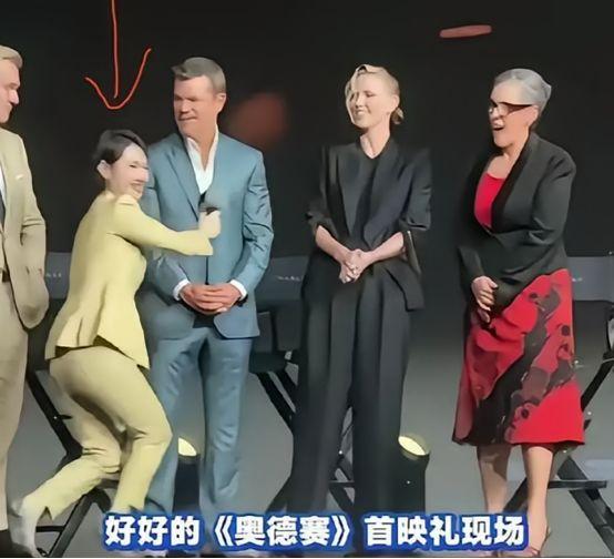 陈璇，作为主持人，真的替你脸红！
面对看台的外国人，你一个堂堂的主持人，哈着腰，