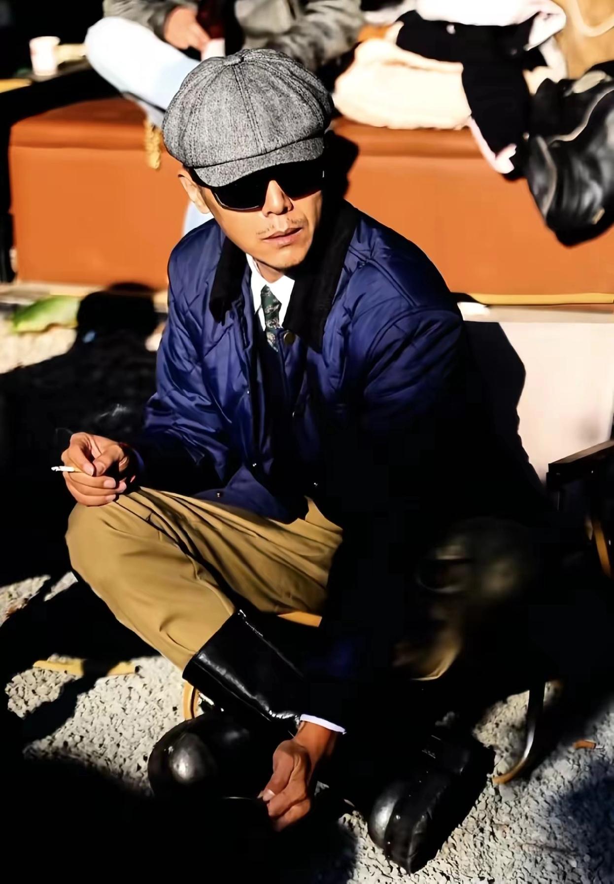 大冰真是“人间清醒”！精准地抓住了每个时代的风口。在遍地文青煽情时，他做流浪歌手