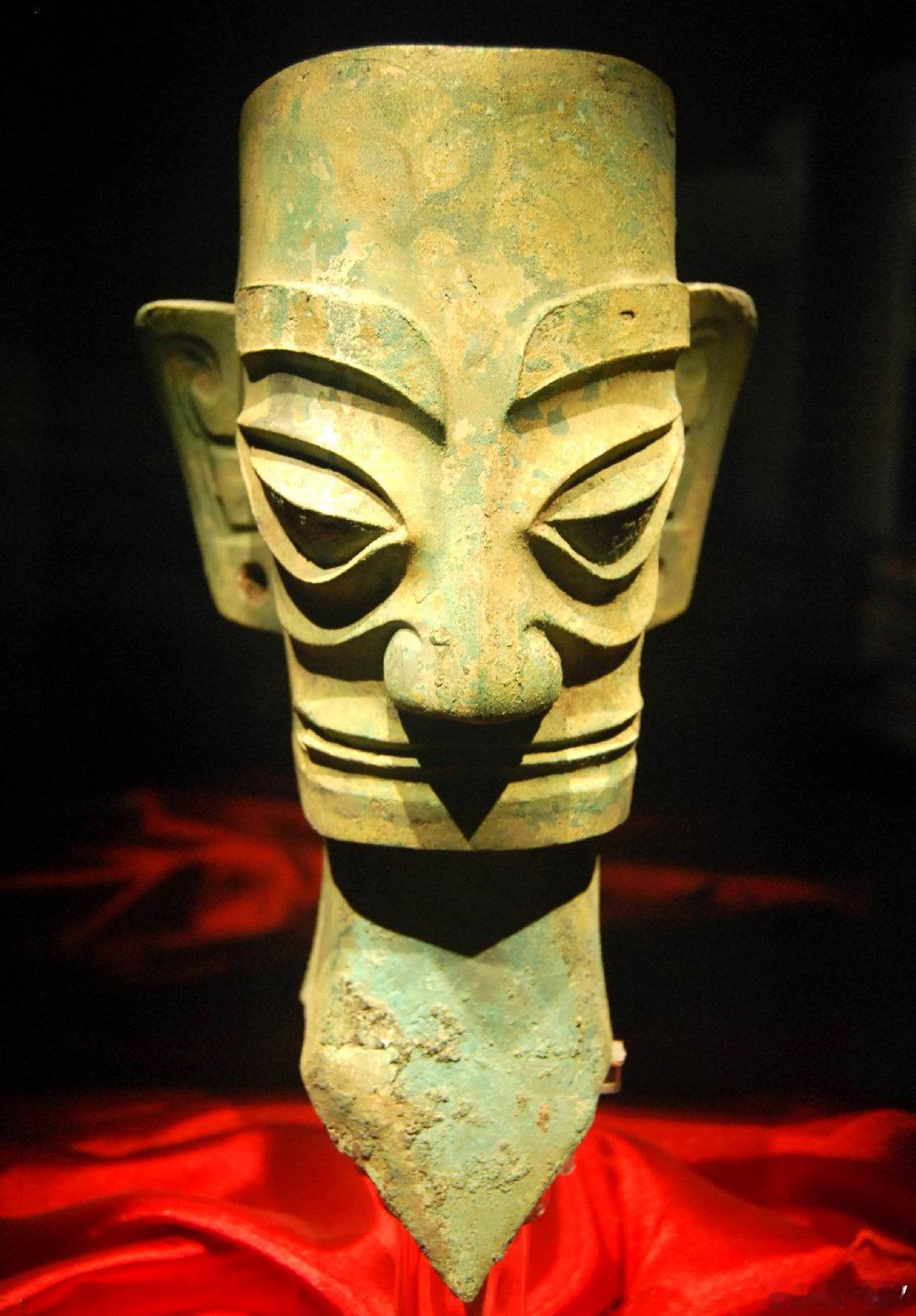 三星堆挖出“尧舜禹”？真正答案，99%的人都想错了！

⸻

如果你看到这三张图