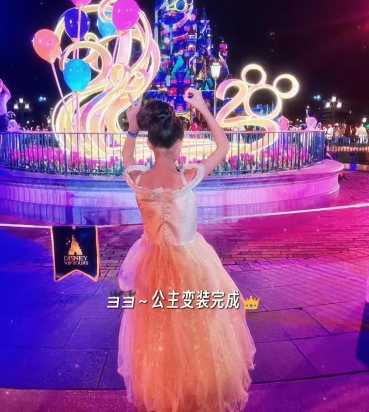 周杰伦昆凌大女儿迪士尼庆生居然都10岁了？想看看到底长的像爸爸还是妈妈[哈哈][