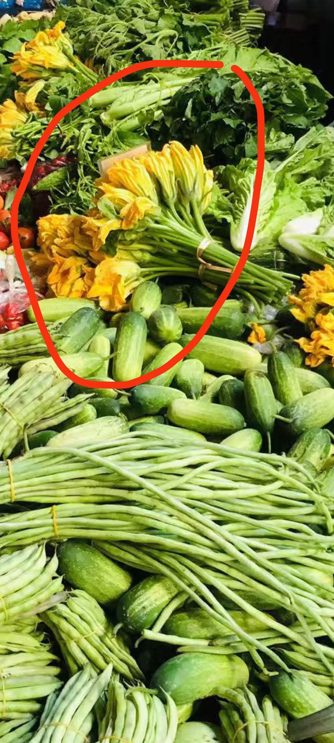 这是在西双版纳菜市场上看到的一种蔬菜，谁能告诉我这是啥菜，怎么吃！
我看着好像我