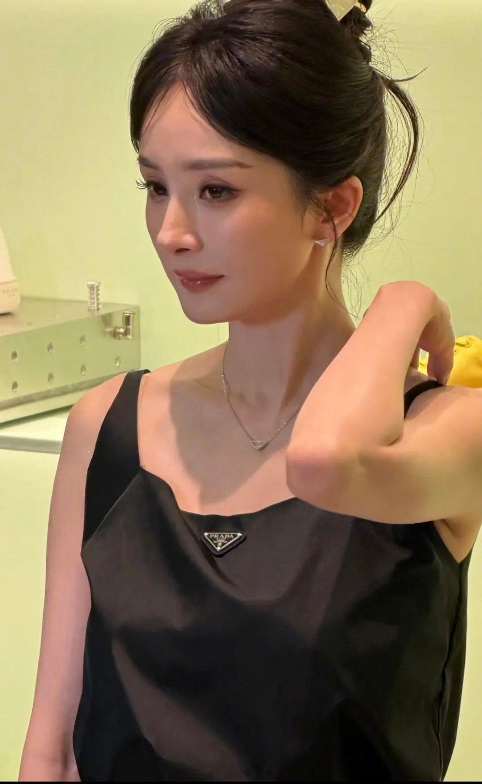 杨幂给我的感觉是娱乐圈异性缘最好的女明星了，真正的少女脸白幼瘦，还很有魅力 