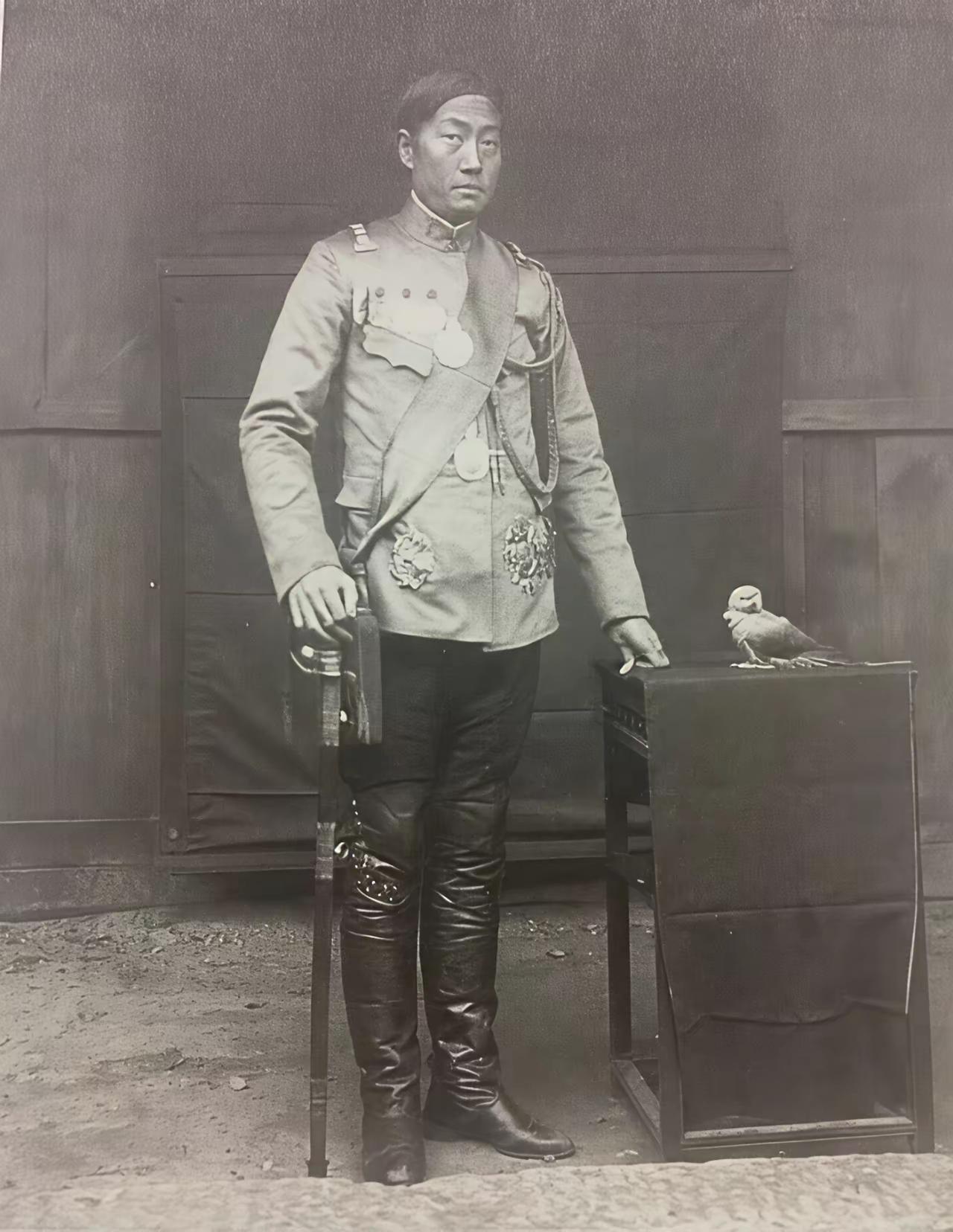 1911年成都闹兵变，27岁的川娃子尹昌衡一出手就稳住了局面，顺理成章当了都督。