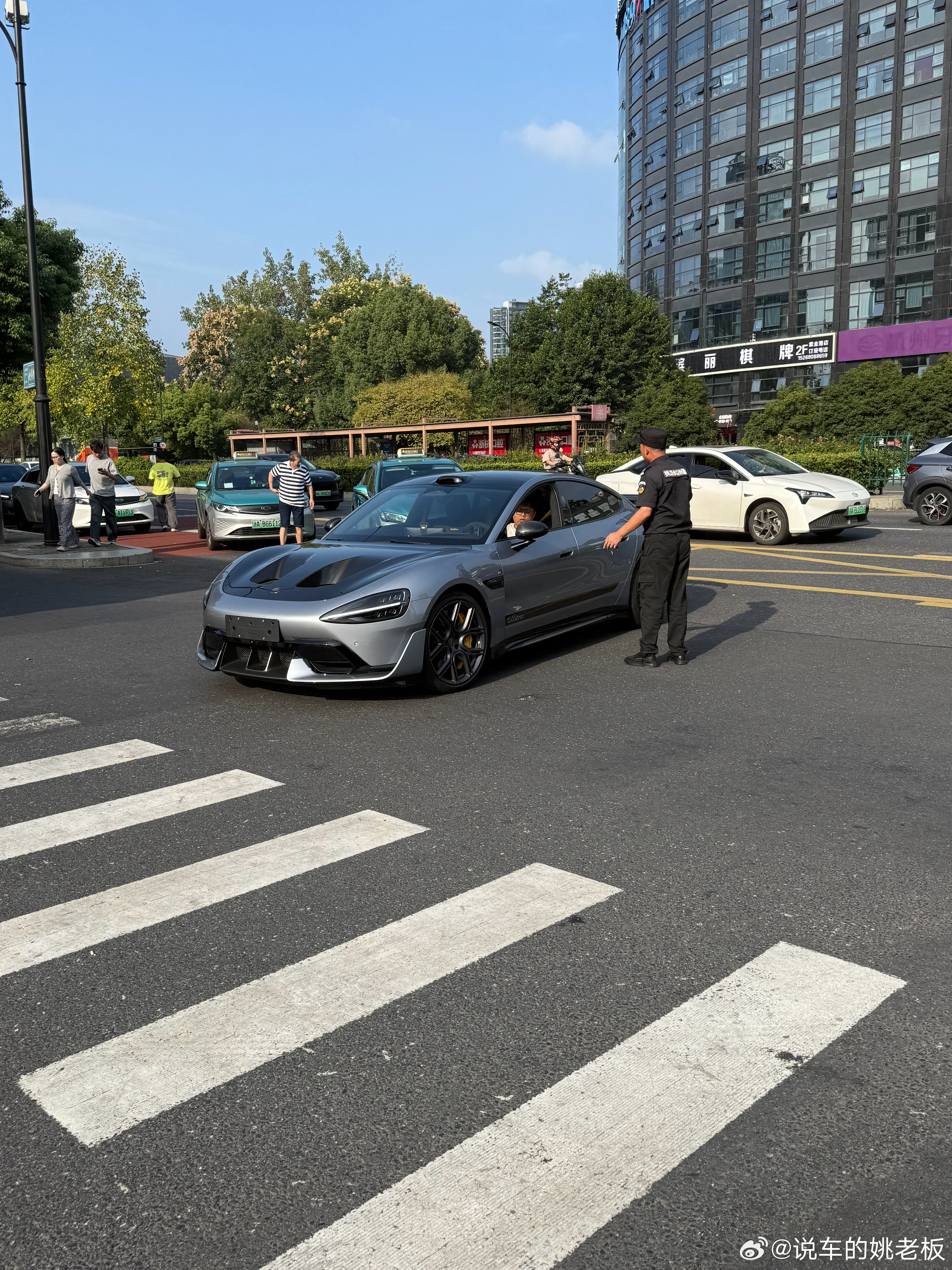今天来车管所上牌看见了这个车，总感觉怪怪的[摊手]跟姚老板混一天吃9顿[超话] 