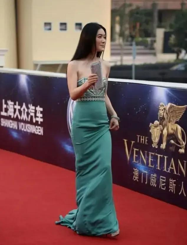 大家还记得她吗？

那个曾经明艳动人的大美女，怎么现在也变得这么干瘦和显老了？
