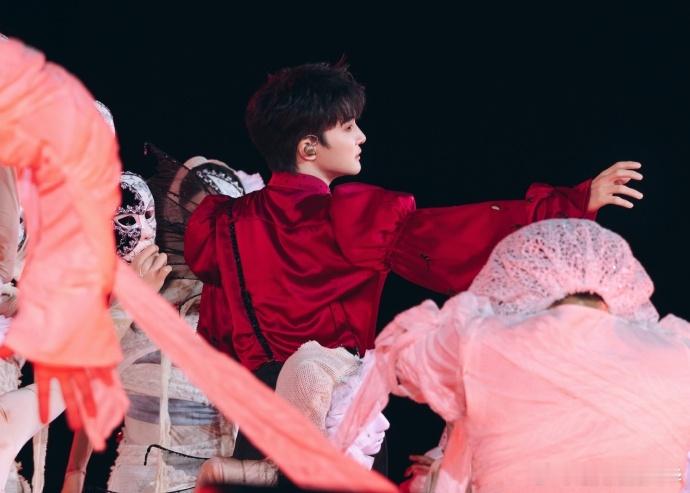 跟周深上班久了会被同化 周深成都演唱会惊喜炸场！三星堆弹吉他够绝，熊猫蹦迪直拍、