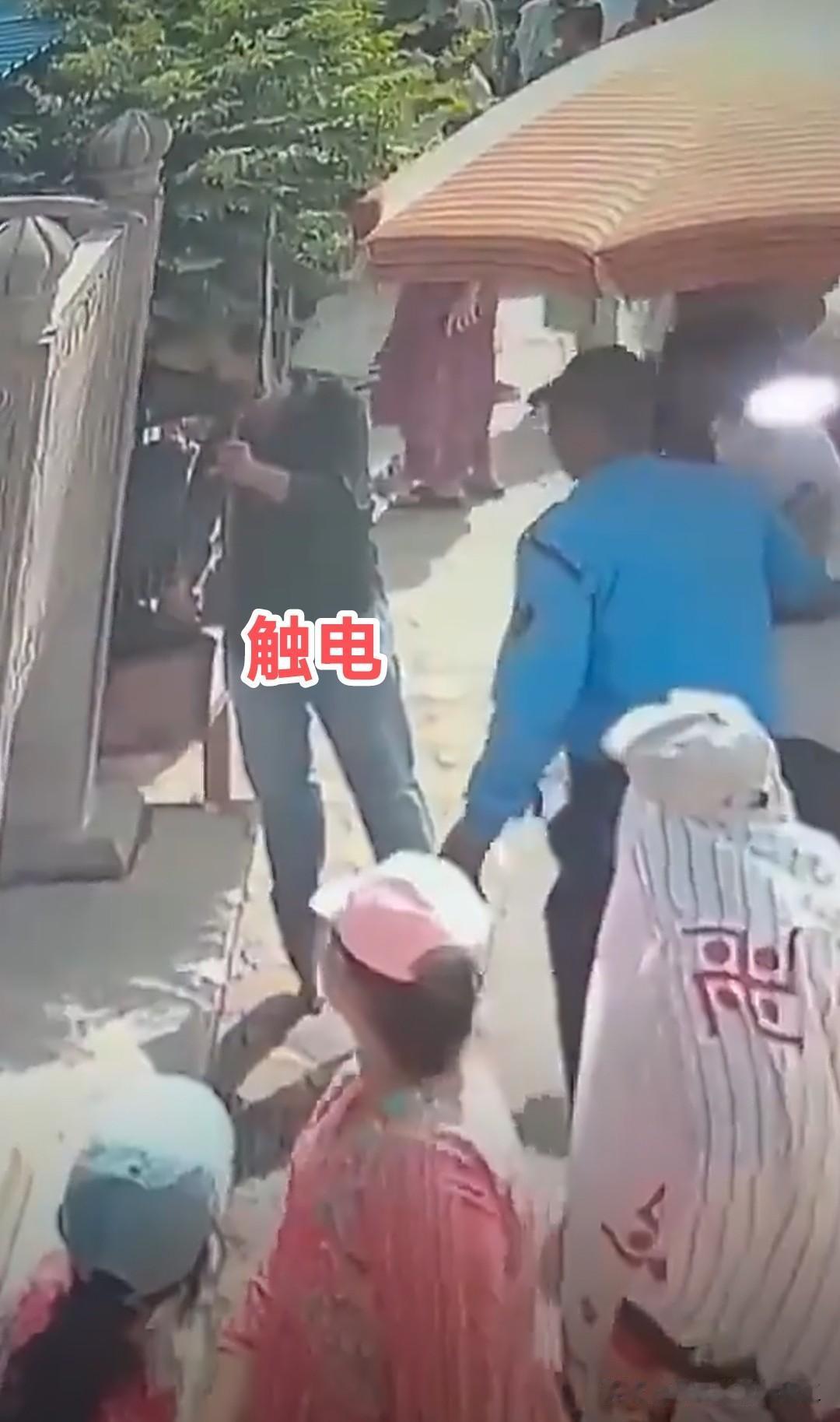 印度21岁青年触碰市政水冷设备触电身亡，父亲施救被电击灼伤
 
21岁青年阿比吉