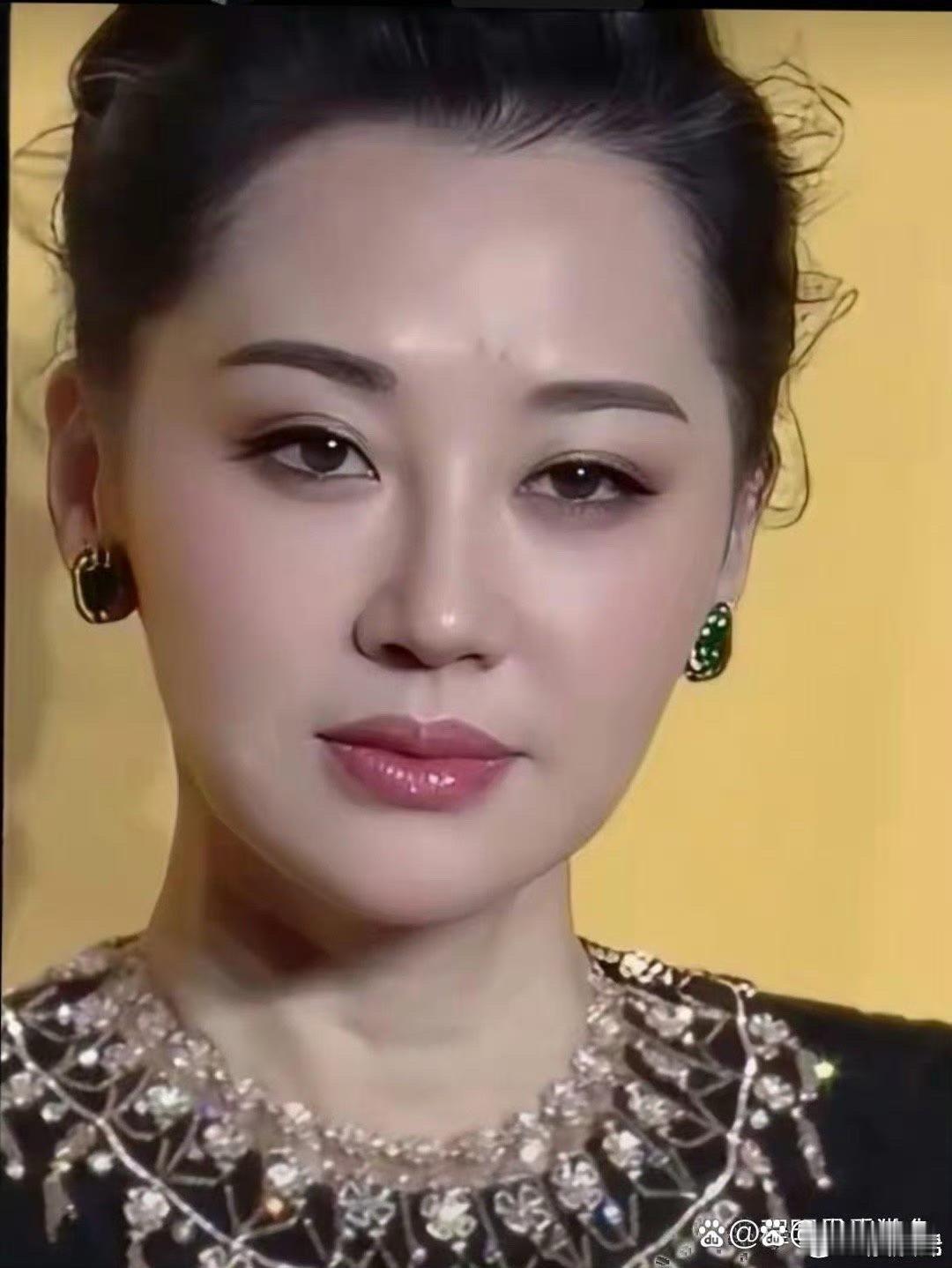 55岁的许晴，脸上肌肤完美无瑕，只有脖子上的皱纹透露了她的真实年龄 