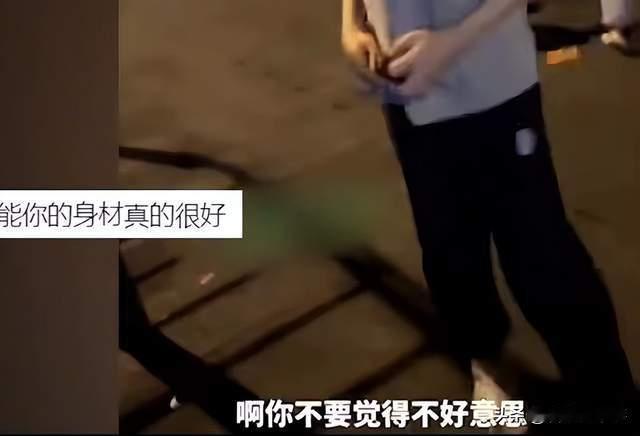 现在的孩子真的是什么都懂！34岁女子晚上带着孩子出来锻炼，这时突然一位6年级小男