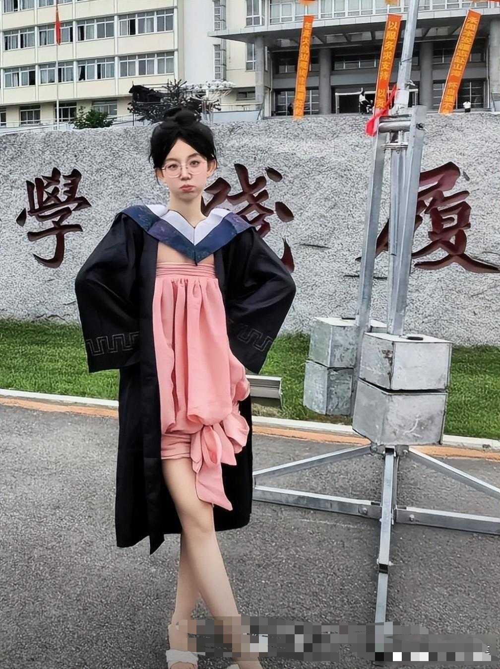 灰领女生穿学士服裹着粉粽裙毕业，火了又翻车，网友直呼：身边没真朋友？ 