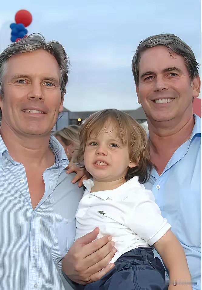 贝嫂全家福

孩子怎么来的只有他俩知道。有黑人网友曾问他们为什么不收养黑人小孩。