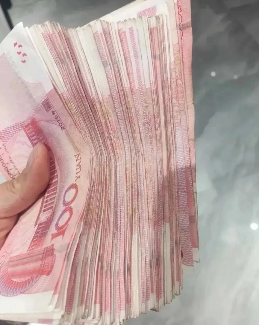 每月给婆婆1000生活费，她转头给大姑姐买房拿2万，我该不该有意见？
心里堵得慌